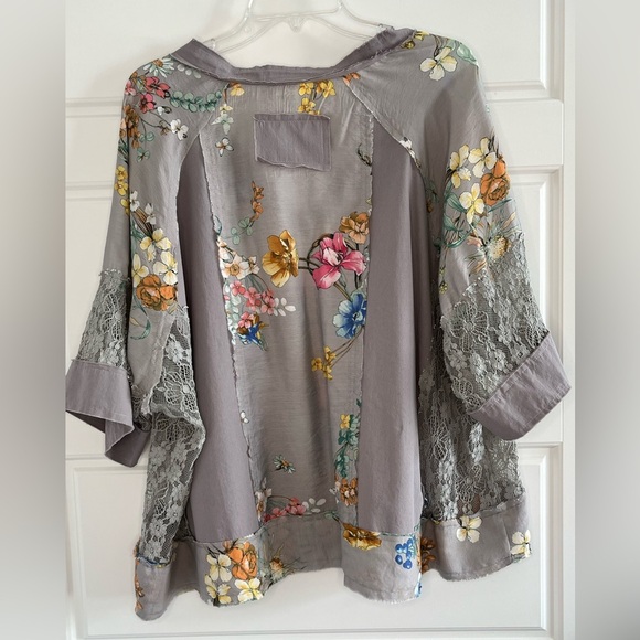 POL Floral V-Neck Raw Edge T-Shirt with Lace Detail Boho Cottagecore Size Small - Picture 8 of 16